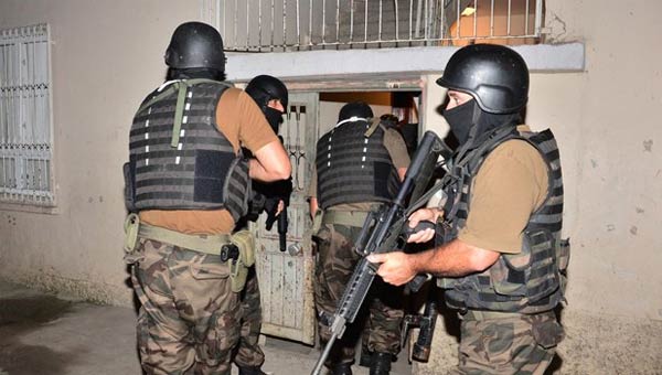 Adana'da 700 polisle şafak operasyonu