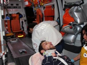 İzmir'de Feci Kaza! Aydınlatma Direğine Çarptı Takla Attı