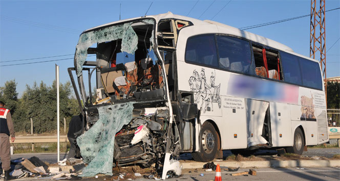 Mersin'de Otobüsle Kamyon Çarpıştı: 2 Ölü, 15 Yaralı
