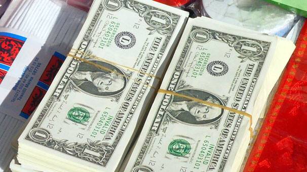 Sahte dolarlar çeyiz mağazalarında