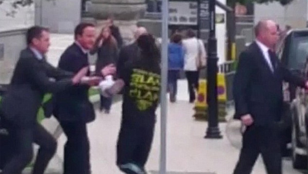 İngiltere Başbakanı'na saldırı anı kamerada