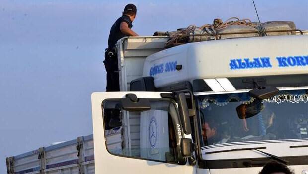 Bursa'da durdurulan TIR'da patlayıcı araması