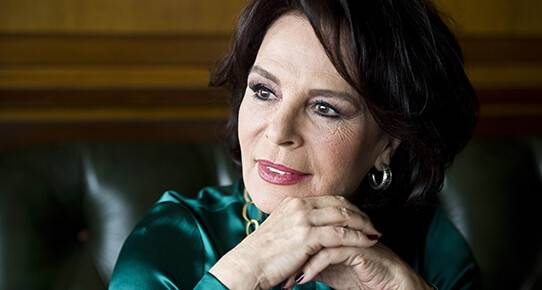Erdoğan'ın ilk ödülü Hülya Koçyiğit'e