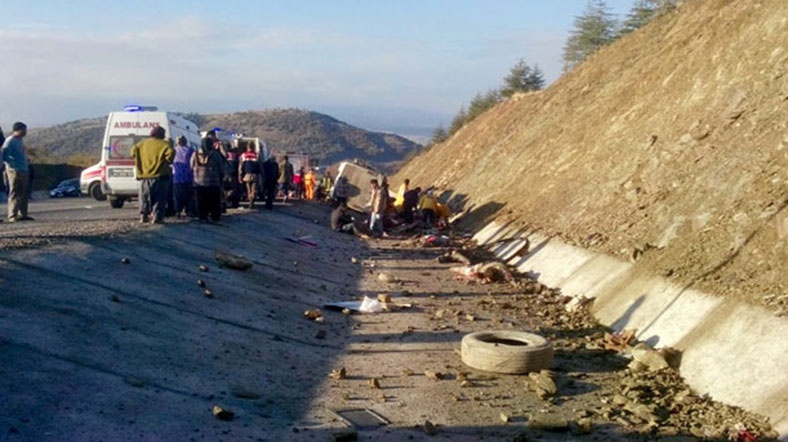 Isparta Yalvaç'ta işçileri taşıyan minibüs kaza yaptı: 15 ölü 27 yaralı