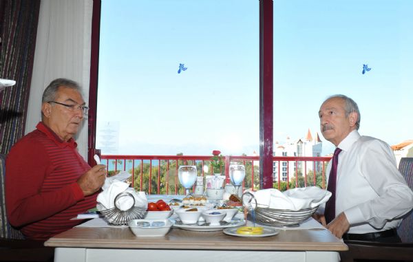 Kılıçdaroğlu, Deniz Baykal'a baş başa kahvaltı yaptı