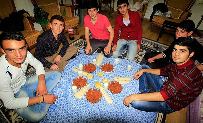 Agah Çoban, Mustafa Değirmenci ve Arkadaşları çiğ köfte sofrasında