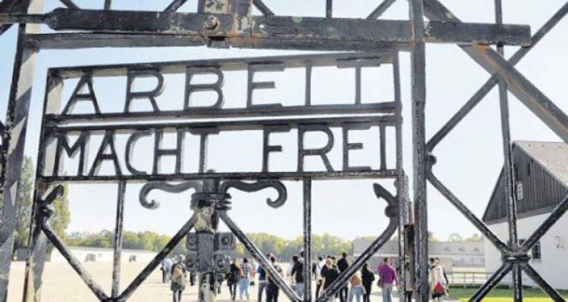 Nazi kampının tarihi kapısı çalındı