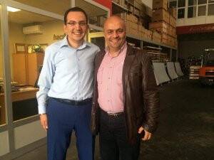 İşadamı Mustafa İbalı, reklamın hocası Doç. Dr. Hüseyin Altunbaş ile birlikte