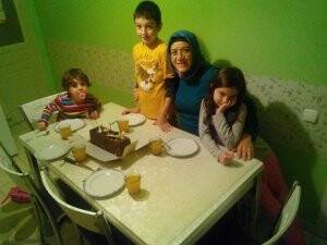 Gezginci ailesi Begonya Evleri’nde yaş günü kutlamasında