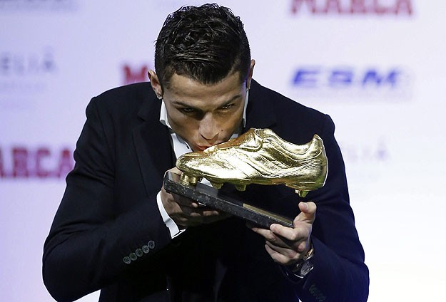 Cristiano Ronaldo altın ayakkabısını aldı