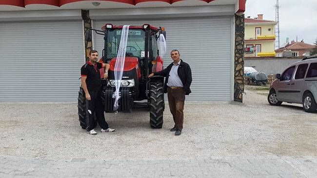 Akıncı ailesi yeni traktörüne kavuştu