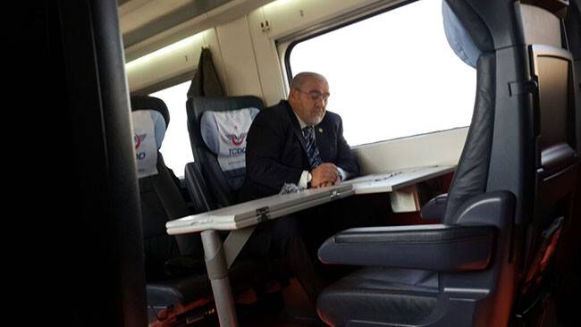 Vekil Hüseyin Üzülmez YHT’ de bulmaca çözüyor