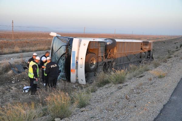 Afyonkarahisar'da Yolcu Otobüsü Şarampole Devrildi: 36 Yaralı