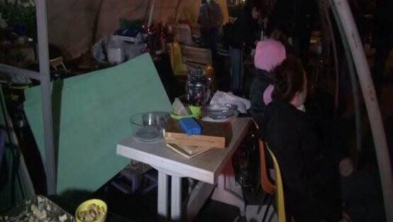 Polis yolu kapatan çadırı kaldırttı