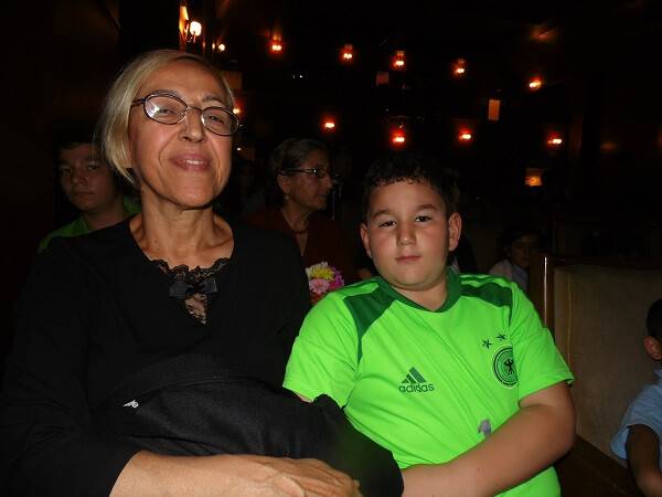 Sevgi Soygan Hanım Torunu ile tiyatroda