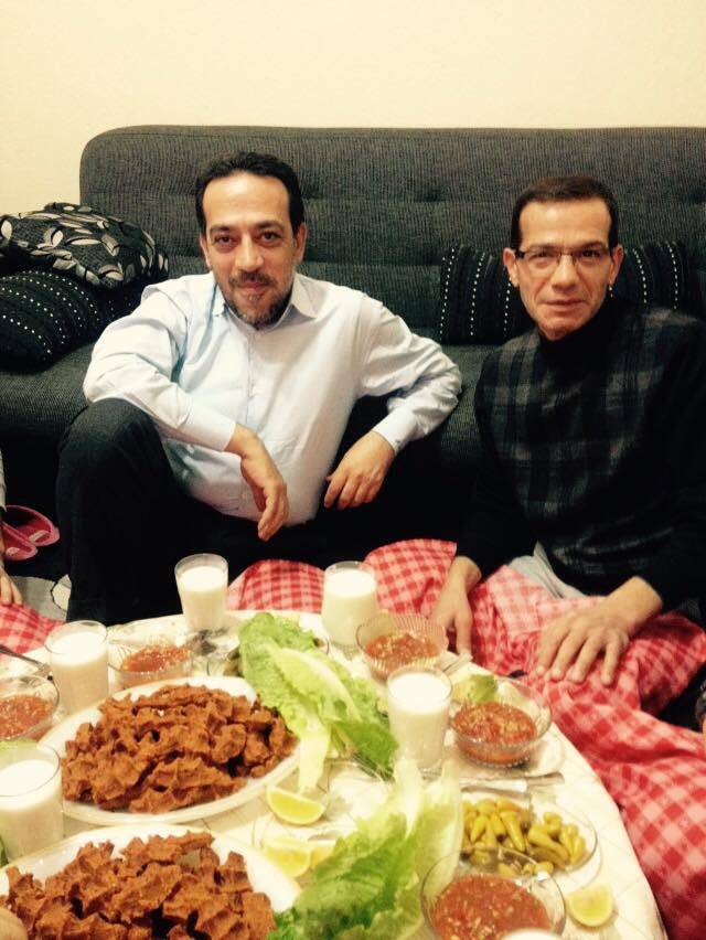 İsmail Yüzer çiğ köfte sofrasında