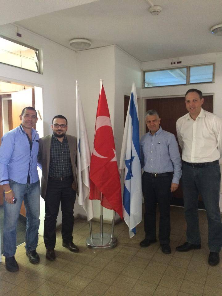 Genç iş adamı Ahmet Sertok’tan İsrail’de anlamlı Türk Bayrağı fotoğrafı