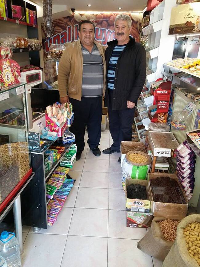 Baba Ünal Şahin ile Mehmet  Tankut Ünal kuruyemişte