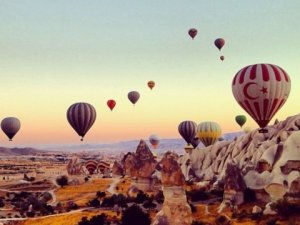 Kapadokya'da Balonlar "Ata'ya Saygı" İçin Havalandı