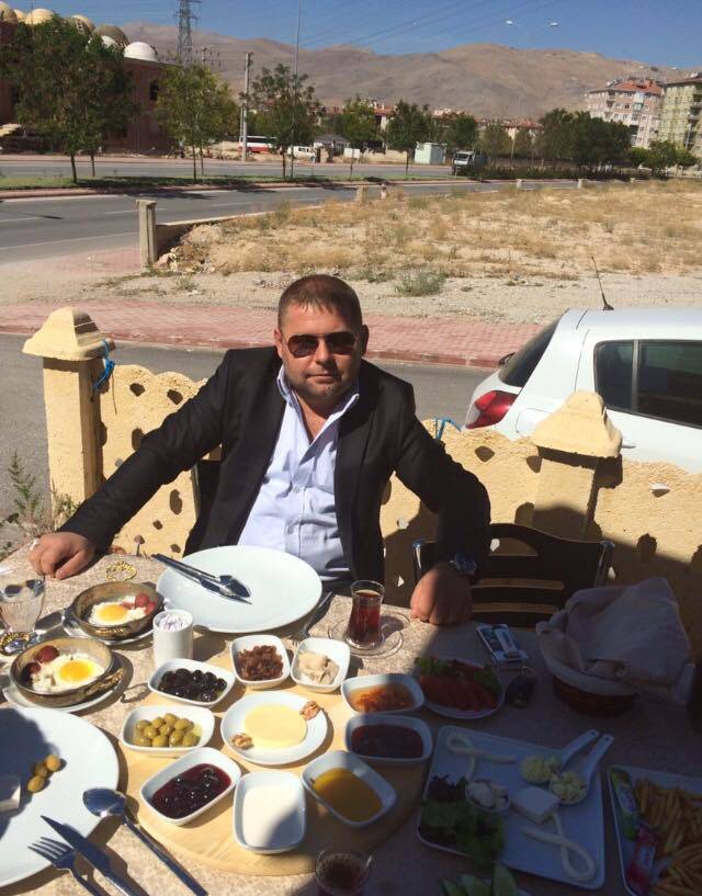 Salih Özkan Beyin Güneşli ve sıcak havada Kahvaltı keyfi