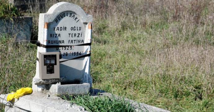 Yeni toprağa verilen kadının mezarını kazmaya çalıştı!