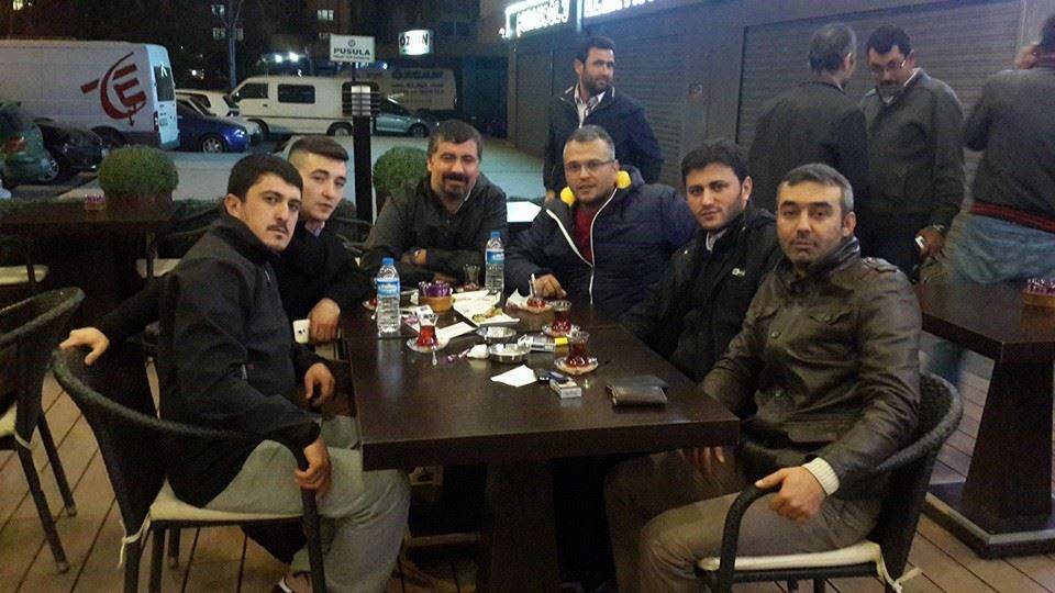 Dostlar PAŞAM Pastanesinde derin sohbette