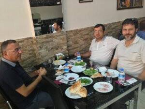 Ömer Nazım Özcan Bey dostları ile Köfteci İbrahim’de