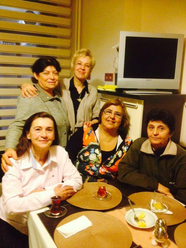 Türkan Küçükyıldız, Meral Kara ve arkadaşları çay sohbetinde