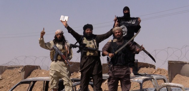 IŞİD bir ülkeye daha girdi! Asker ve polis öldürdü
