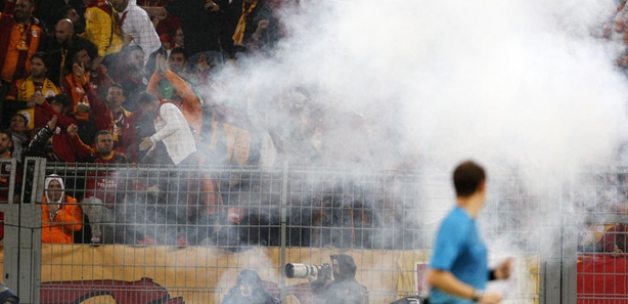 İngilizler meşale yakan Galatasaray'lı taraftarları arıyor