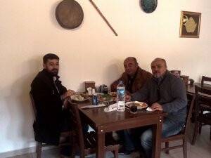 Öz Saraylı Halı Ahmet Uçar,  konukları ile Kandil Etliekmek Evi’nde