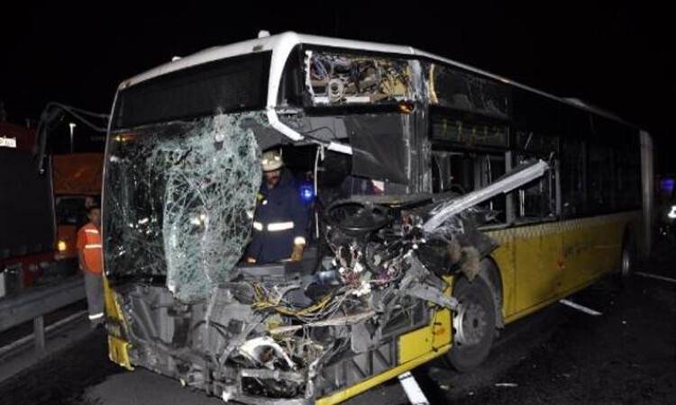 Metrobüs ile servis aracı kafa kafaya çarpıştı