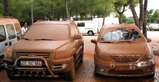 Antalya'da patlama, araçlarda hasar var