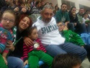 Kırnaz ailesi tam kadro basketbol maçında