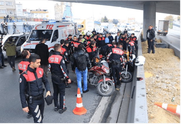 Otomobili durdurmak isteyen polise çarpıp kaçtılar