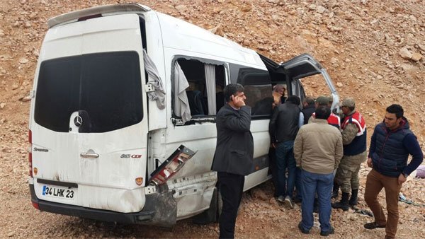 Sivas'ta minibüs devrildi: 20 yaralı