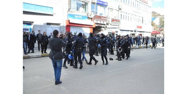 Davutoğlu'nu protesto eden gruba polisten müdahale