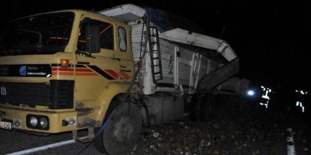 Yolcu Otobüsü, Arıza Yapan Kamyona Çarptı: 1 Ölü
