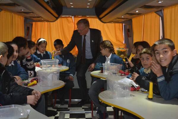 Bilim otobüsü Konya'da öğrencilerle buluştu