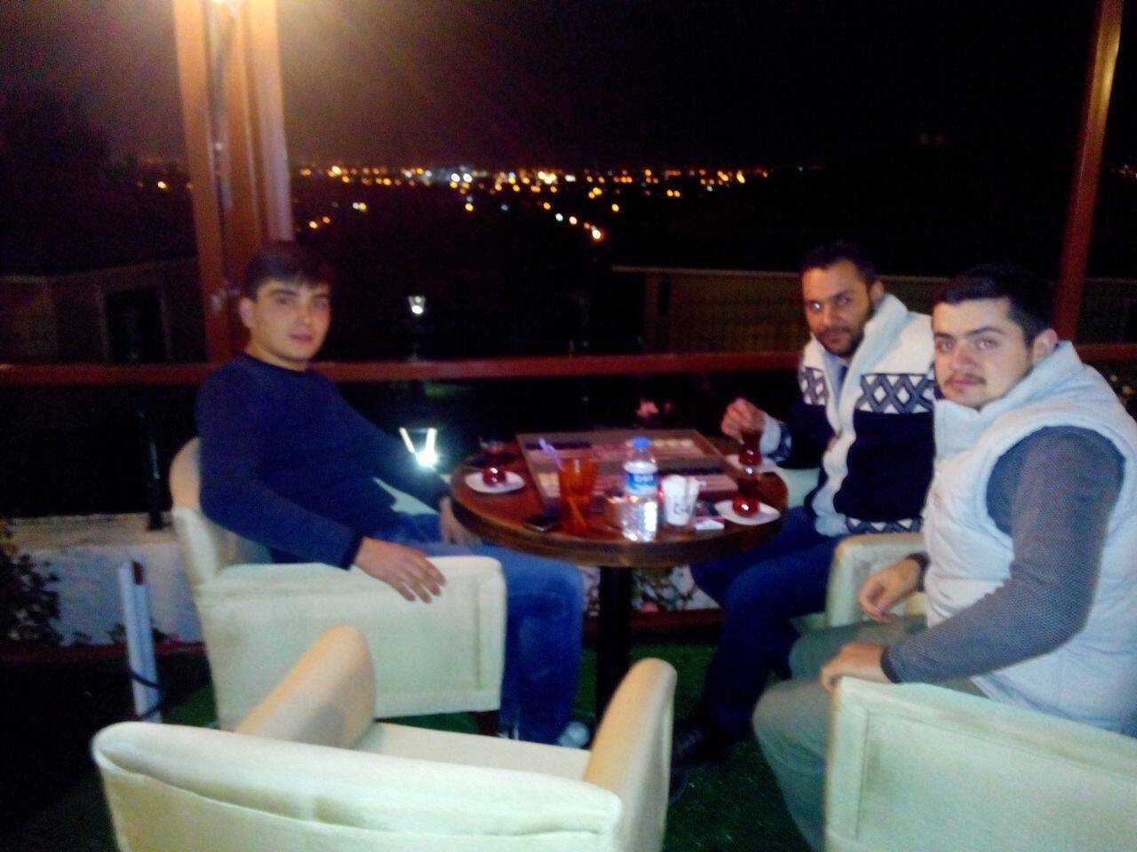 Ahmet Er ve arkadaşları Best Season’s cafede