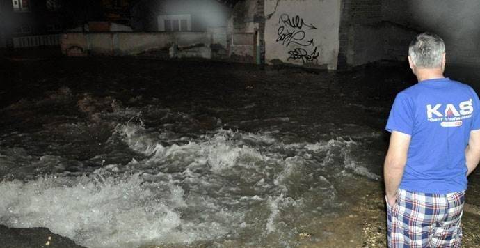 Şebeke suyu borusu patladı, sokaklar göle döndü