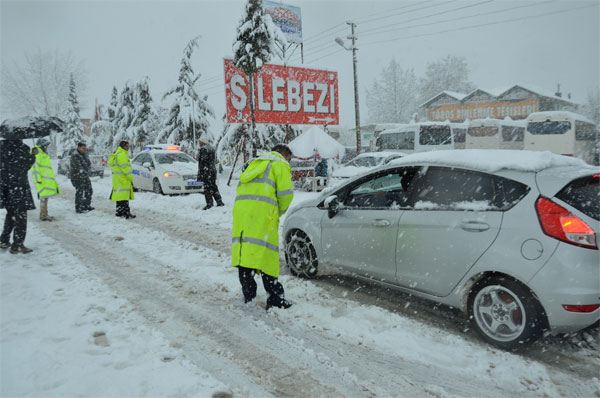 Antalya-Konya karayolu yoğun kar yağışı nedeniyle ulaşıma kapandı