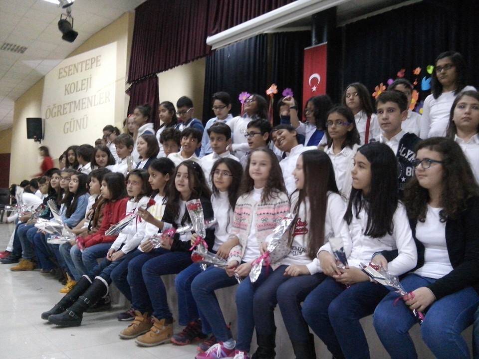 Esentepe Kolejinin miniklerinden velilerine sürpriz