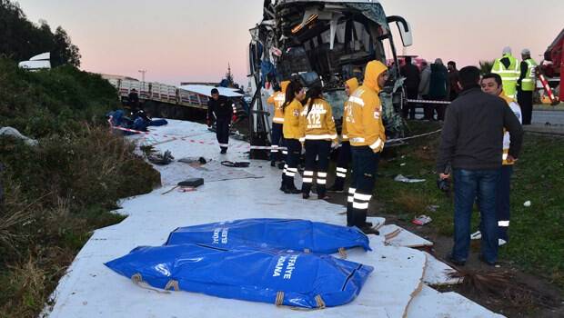 Adana'da yolcu otobüsü TIR'a çarptı: 2 ölü, 12 yaralı