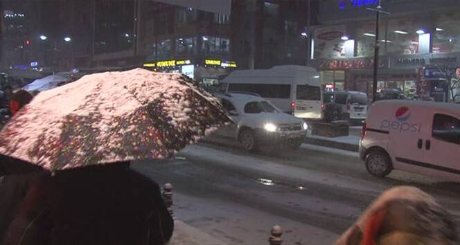 Van'da kar yağışı sürüyor!Seferler iptal yokuşlarda çile
