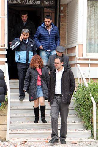Apartmanın üzerine vinç devrildi