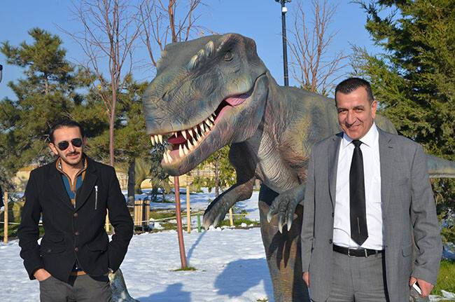 Emrullah Nergiz ile Mustafa Tezcan dinozor ile baş başa