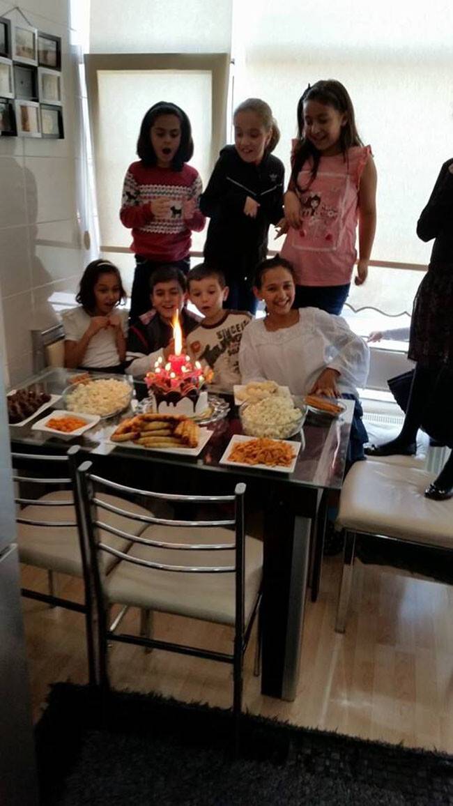 Dündar ailesinde yaş günü kutlaması