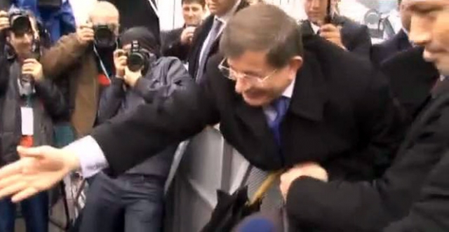 Başbakan Davutoğlu'nun Tokalaşma Çabası
