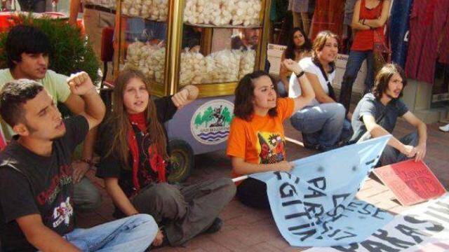 Kırmızı Fularlı Kız'ın Annesi ve Kız Kardeşine Gözaltı